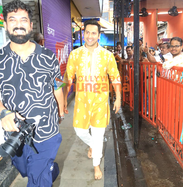 photos varun dhawan and ektaa r kapoor snapped at lalbaugcha raja 6