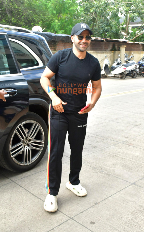 photos varun dhawan snapped in andheri 3 7