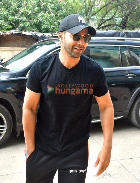 Photos: Varun Dhawan snapped in Andheri Photos: Varun Dhawan snapped in Andheri
