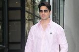 Papa Malhotra papped in pink shirt! Sidharth Malhotra