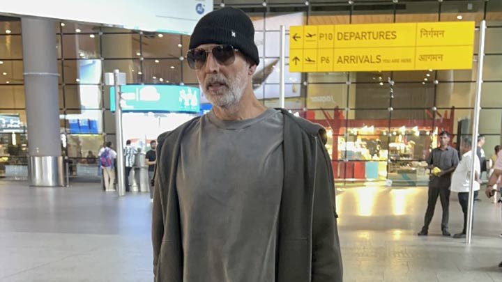 Our Khiladi aka Akshay Kumar papped at the airport