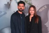 Our fav couple Sonakshi & Zaheer pose together for media