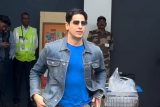 Papa Sidharth Malhotra papped at the airport