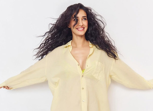 Disha Patani turns up the heat in chic yellow oversized shirt in stunning new pics; watch : Bollywood News – Bollywood Hungama