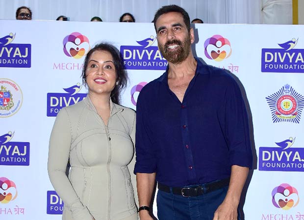 Akshay Kumar joins Ganesh Visarjan beach cleanliness drive with CM Devendra Fadnavis – fans call him the ‘real hero’