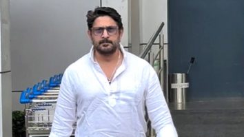 Jolly aka Arshad Warsi wave for media