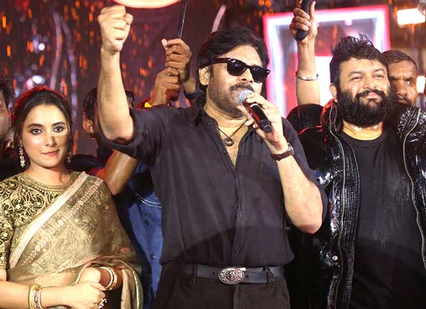 पवन कल्याण की पूर्व-रिलीज़ इवेंट के लिए वे उसे एक मानसून गंदगी में ओजी को समाप्त करते हैं