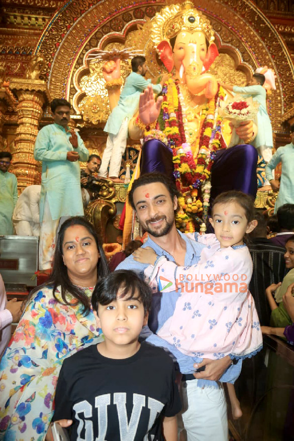 Photos: Aayush Sharma and Arpita Khan snapped at Lalbaugcha Raja Photos: Aayush Sharma and Arpita Khan snapped at Lalbaugcha Raja