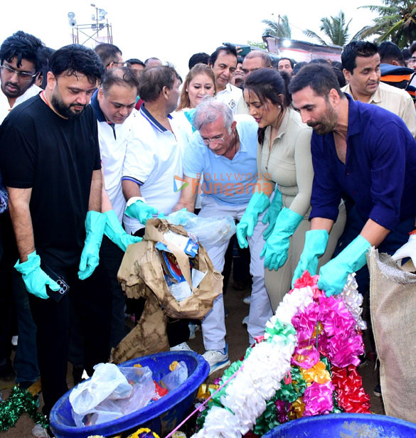 photos akshay kumar and amruta fadnavis spearhead divyaj foundations mumbai beach cleanup during ganesh chaturthi 2025 1