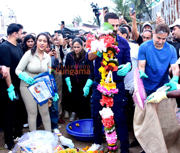 photos akshay kumar and amruta fadnavis spearhead divyaj foundations mumbai beach cleanup during ganesh chaturthi 2025 2