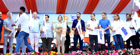 photos akshay kumar and amruta fadnavis spearhead divyaj foundations mumbai beach cleanup during ganesh chaturthi 2025 5