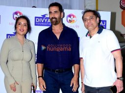 Photos: Akshay Kumar and Amruta Fadnavis spearhead Divyaj Foundation’s Mumbai Beach Cleanup during Ganesh Chaturthi 2025