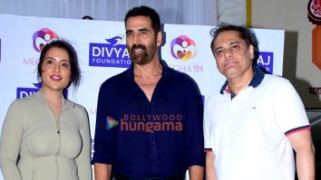 Photos: Akshay Kumar and Amruta Fadnavis spearhead Divyaj Foundation’s Mumbai Beach Cleanup during Ganesh Chaturthi 2025