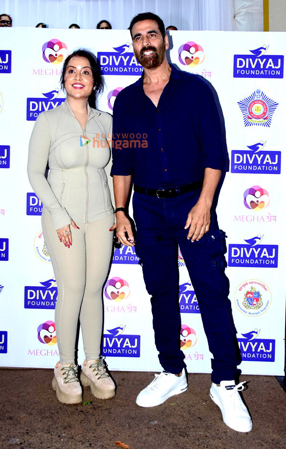 photos akshay kumar and amruta fadnavis spearhead divyaj foundations mumbai beach cleanup during ganesh chaturthi 2025 8