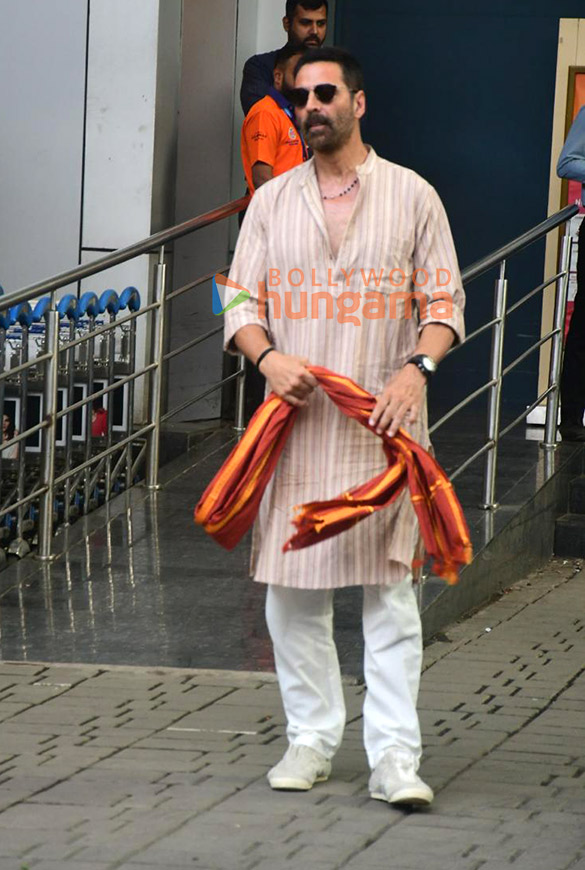 photos akshay kumar and arshad warsi snapped at kalina airport 2