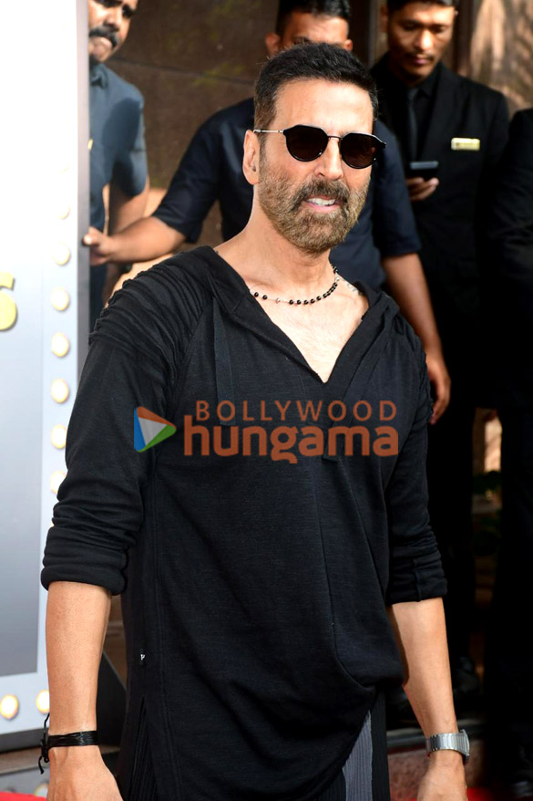 photos akshay kumar snapped celebrating his birthday with fans and media at taj hotel in bandra 3