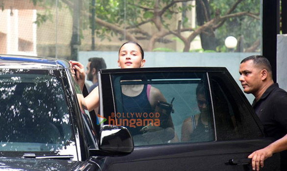 Photos: Alia Bhatt spotted in Bandra Photos: Alia Bhatt spotted in Bandra