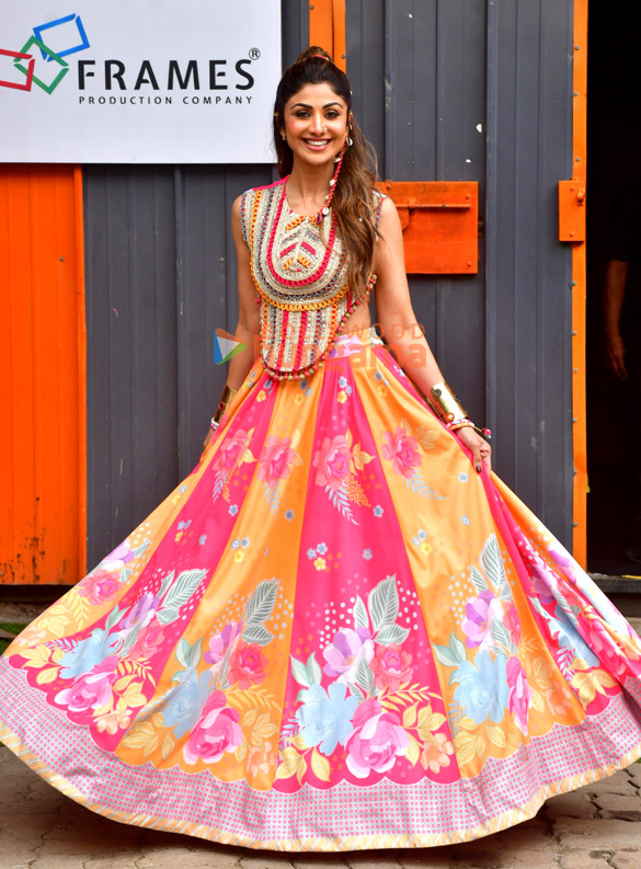 photos bhagyashree and shilpa shetty snapped on sets of super dancer 5 3
