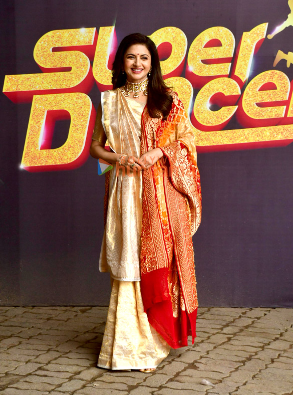 photos bhagyashree and shilpa shetty snapped on sets of super dancer 5 6