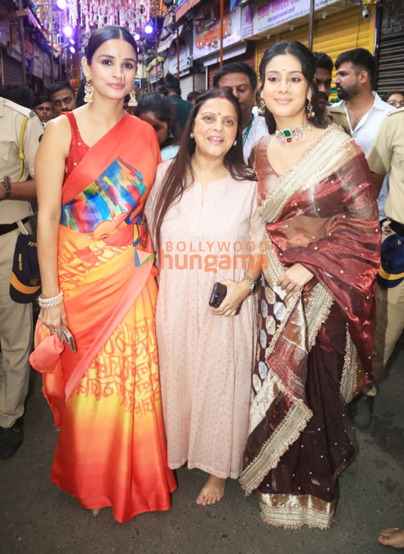photos esha deol madhoo and others snapped at lalbaugcha raja 66 1
