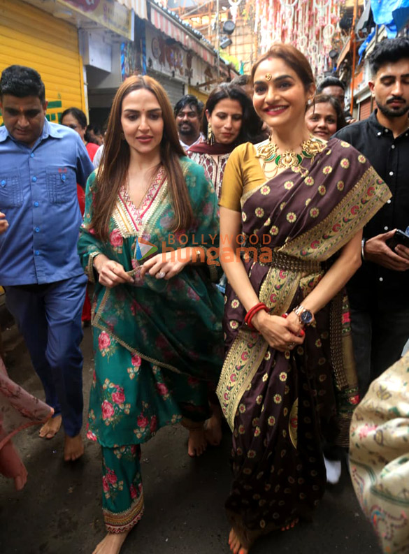 photos esha deol and madhoo snapped at lalbaugcha raja 1
