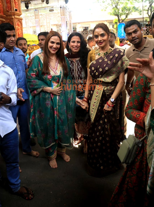 photos esha deol and madhoo snapped at lalbaugcha raja 2