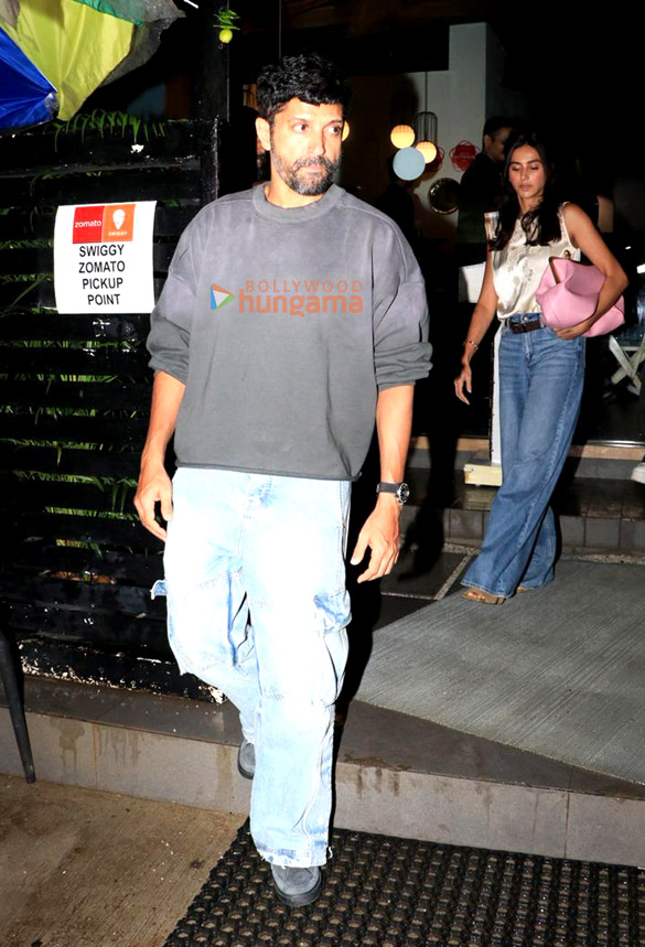 photos hrithik roshan saba azad farhan akhtar and shibani dandekar snapped at mizu restaurant in bandra 5