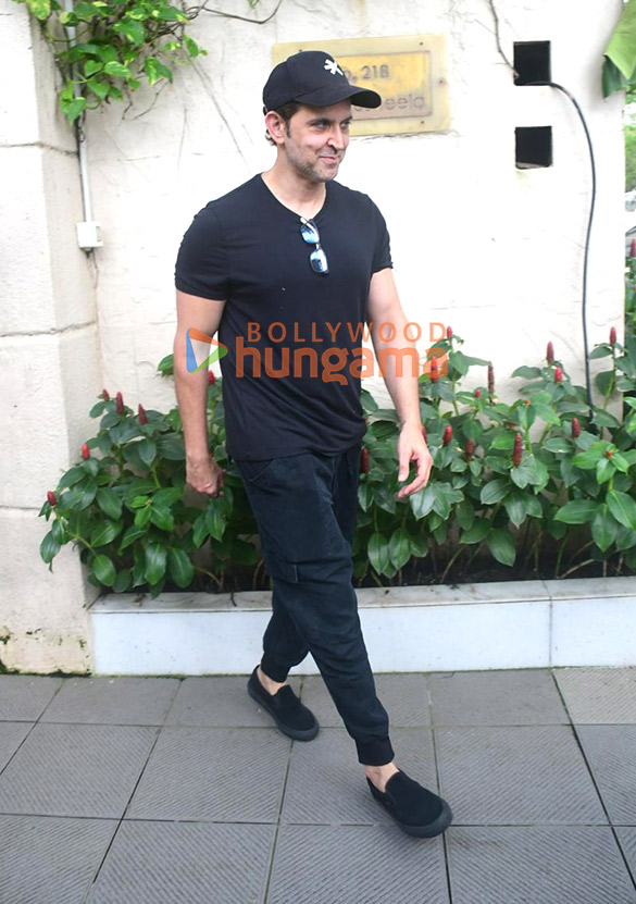 photos hrithik roshan spotted outside dental clinic in bandra 3