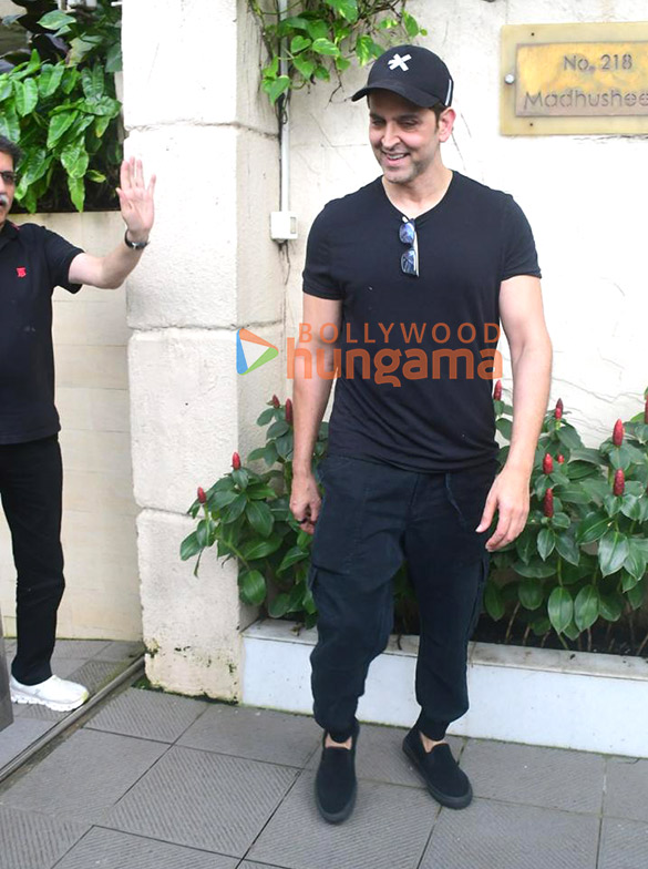 photos hrithik roshan spotted outside dental clinic in bandra 4