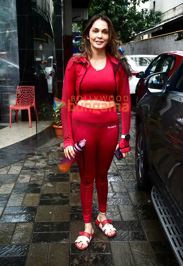 Photos: Isha Koppikar snapped outside The Zone 360 Fitness, Bandra Photos: Isha Koppikar snapped outside The Zone 360 Fitness, Bandra