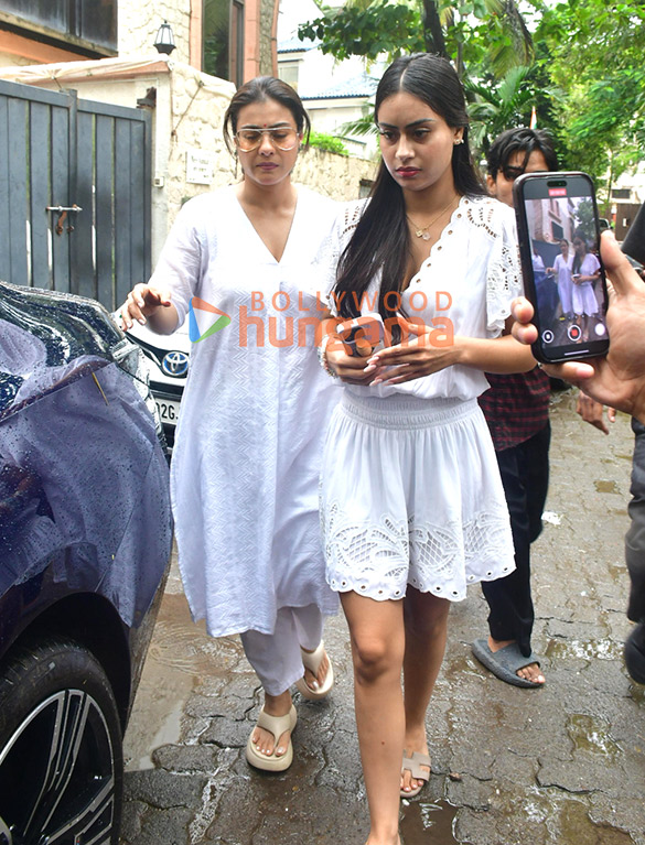 photos kajol tanuja nysa devgan and tanisha mukherjee snapped in bandra 3