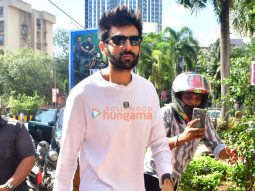 Photos: Kartik Aaryan snapped at Anees Bazmee’s office in Andheri