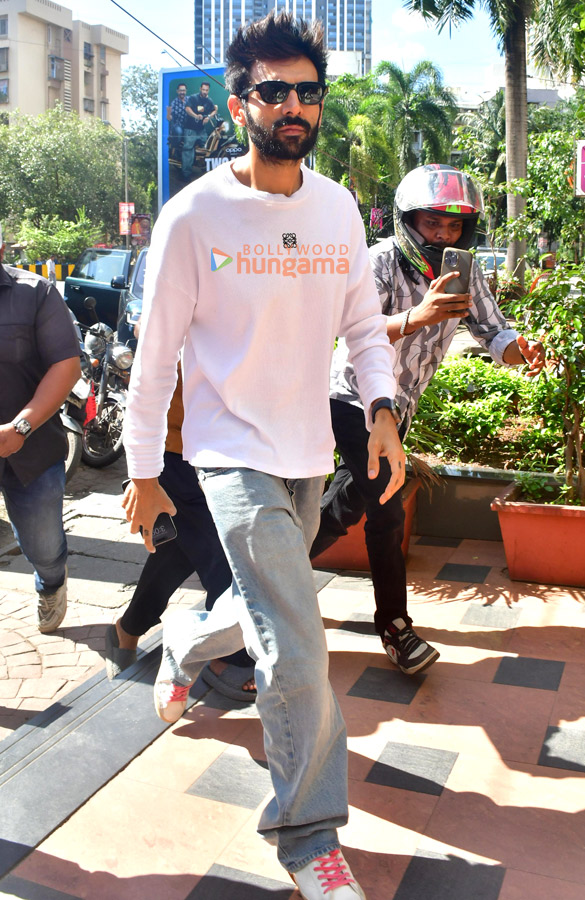 Photos: Kartik Aaryan snapped at Anees Bazmee’s office in Andheri Photos: Kartik Aaryan snapped at Anees Bazmee’s office in Andheri