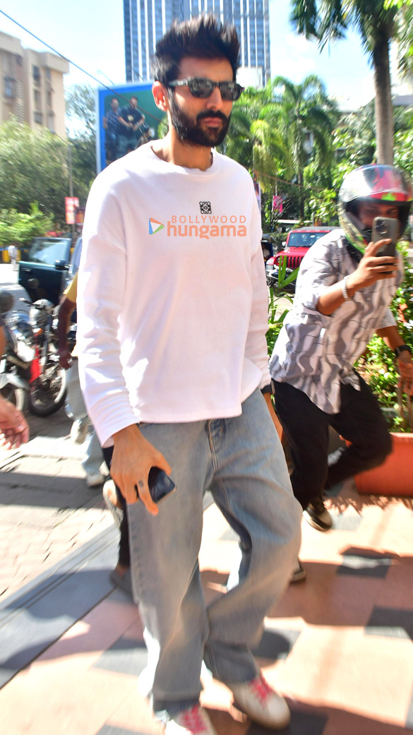 photos kartik aaryan snapped at anees bazmees office in andheri 3 3
