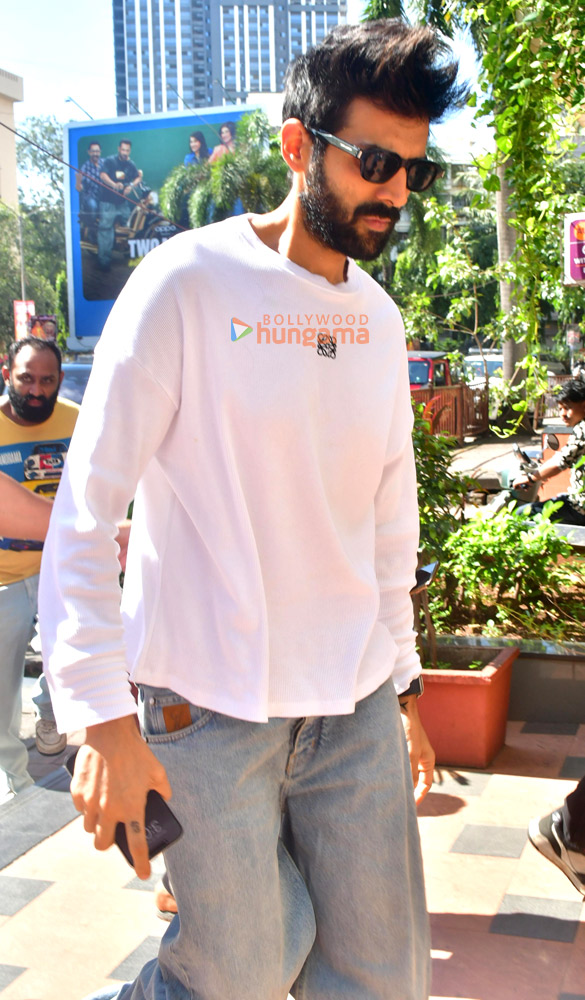 photos kartik aaryan snapped at anees bazmees office in andheri 4 3