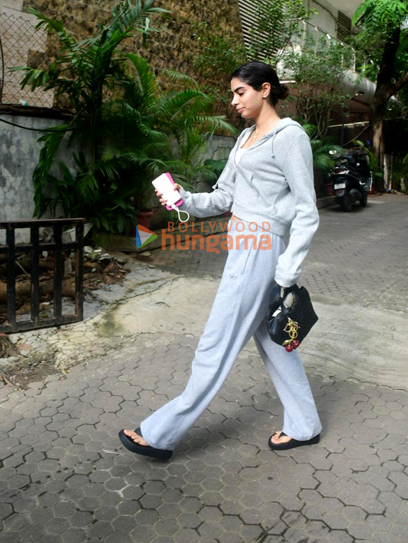 Photos: Khushi Kapoor snapped in Bandra Photos: Khushi Kapoor snapped in Bandra