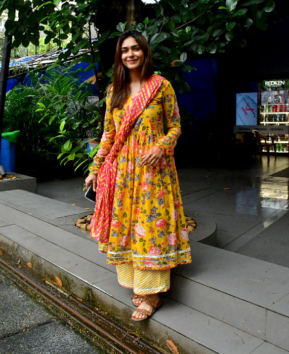 photos mrunal thakur snapped in andheri 5 3