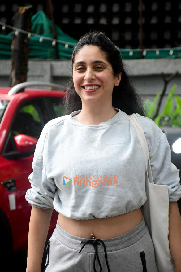 Photos: Neha Bhasin snapped outside the gym in Bandra Photos: Neha Bhasin snapped outside the gym in Bandra