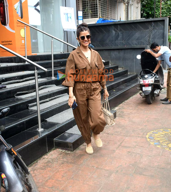 photos nimrat kaur snapped outside a store in khar 4