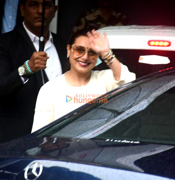photos rani mukerji karan johar and apoorva mehta snapped at kalina airport 6