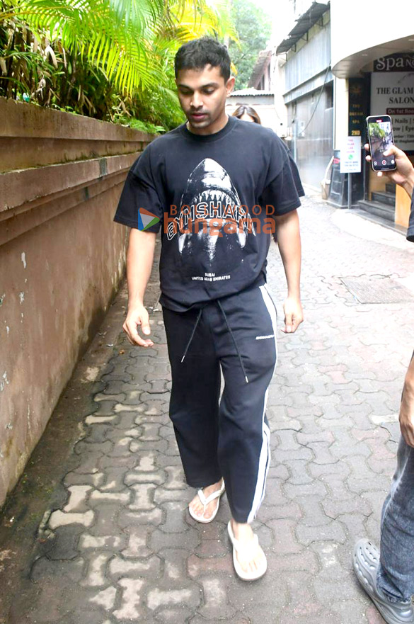 photos rhea chakraborty and showik chakraborty snapped outside a clinic in bandra 2