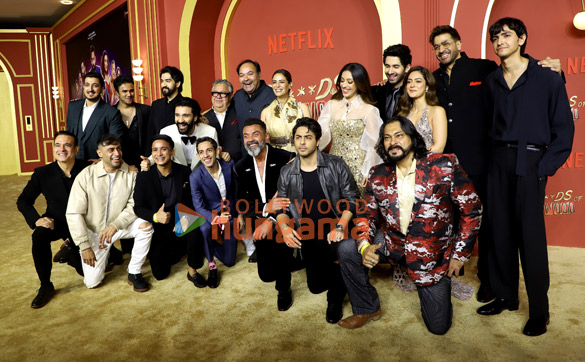 photos shah rukh khan kajol aryan khan ajay devgn sahher bambba shashank khaitan and others grace the premiere of the bads of bollywood 1123 1