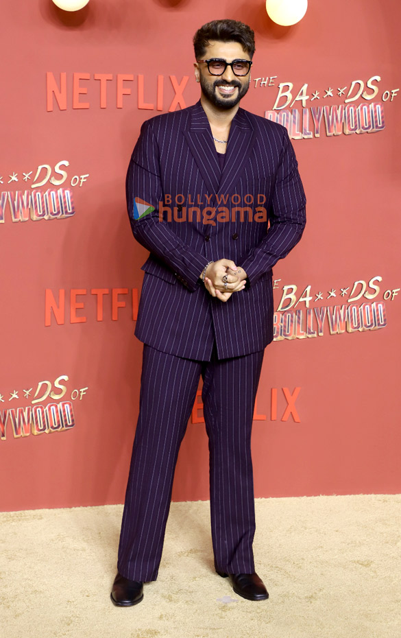 photos shah rukh khan kajol aryan khan ajay devgn sahher bambba shashank khaitan and others grace the premiere of the bads of bollywood 1123 24 657