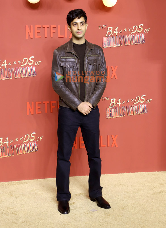 photos shah rukh khan kajol aryan khan ajay devgn sahher bambba shashank khaitan and others grace the premiere of the bads of bollywood 1123 33 657