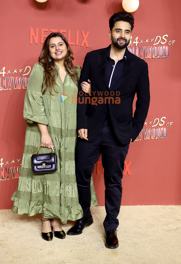 photos shah rukh khan kajol aryan khan ajay devgn sahher bambba shashank khaitan and others grace the premiere of the bads of bollywood 1123 38 657