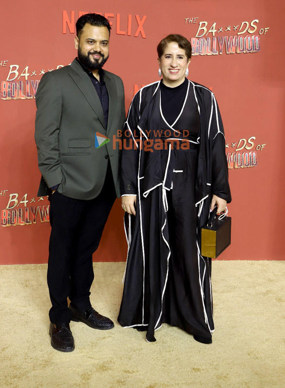 photos shah rukh khan kajol aryan khan ajay devgn sahher bambba shashank khaitan and others grace the premiere of the bads of bollywood 1123 47 657