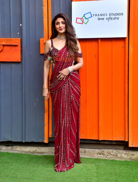 photos shilpa shetty snapped on set for super dancers grand finale shoot 2