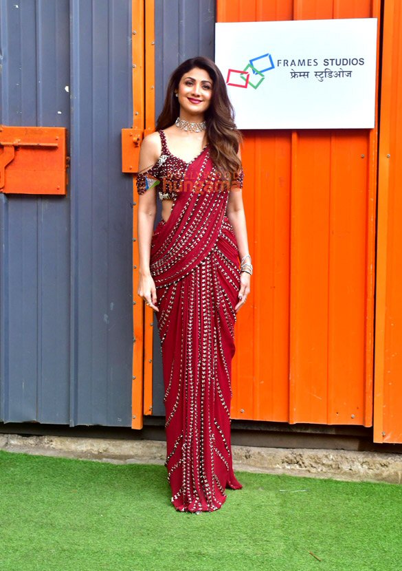 photos shilpa shetty snapped on set for super dancers grand finale shoot 6