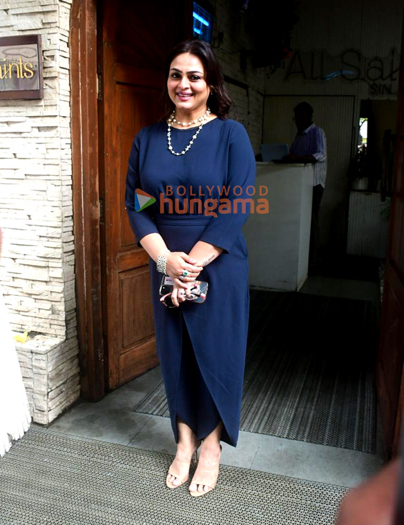 photos shilpa shirodkar snapped outside a restaurant in khar 1