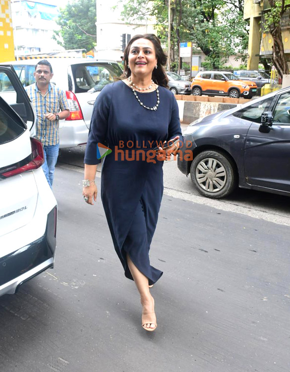 photos shilpa shirodkar snapped outside a restaurant in khar 3